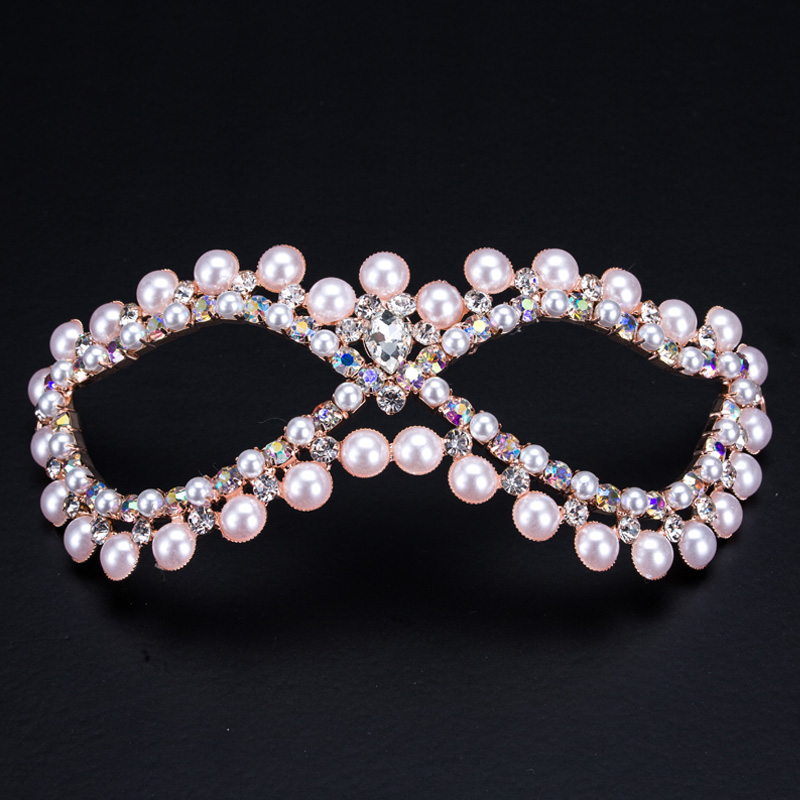 Hvilke materialer er festmasker lavet af?